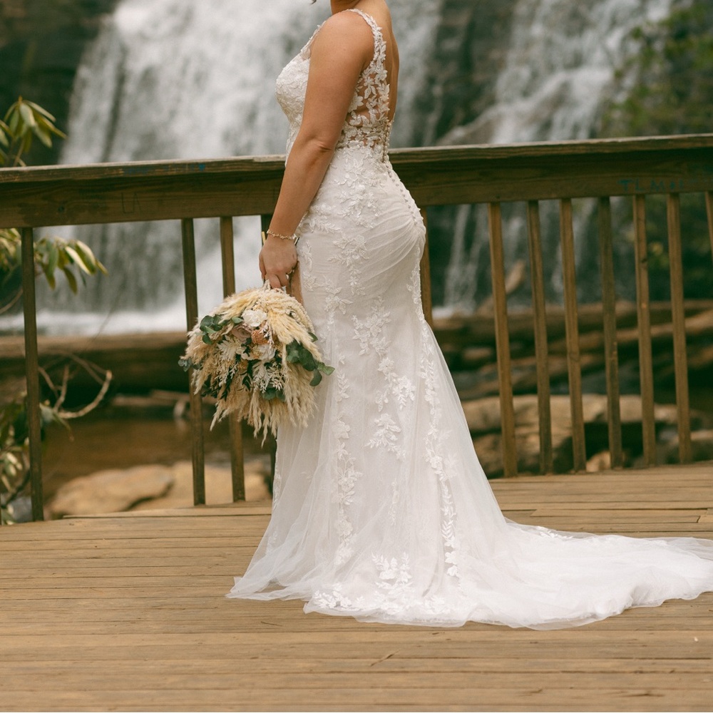 Elegant White Lace Mermaid Wedding Dress with Plunging V-Neck - Picture 5 of 7